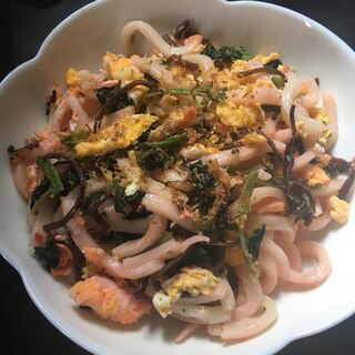 紅生姜、きくらげ、ほうれん草、玉子の焼きうどん